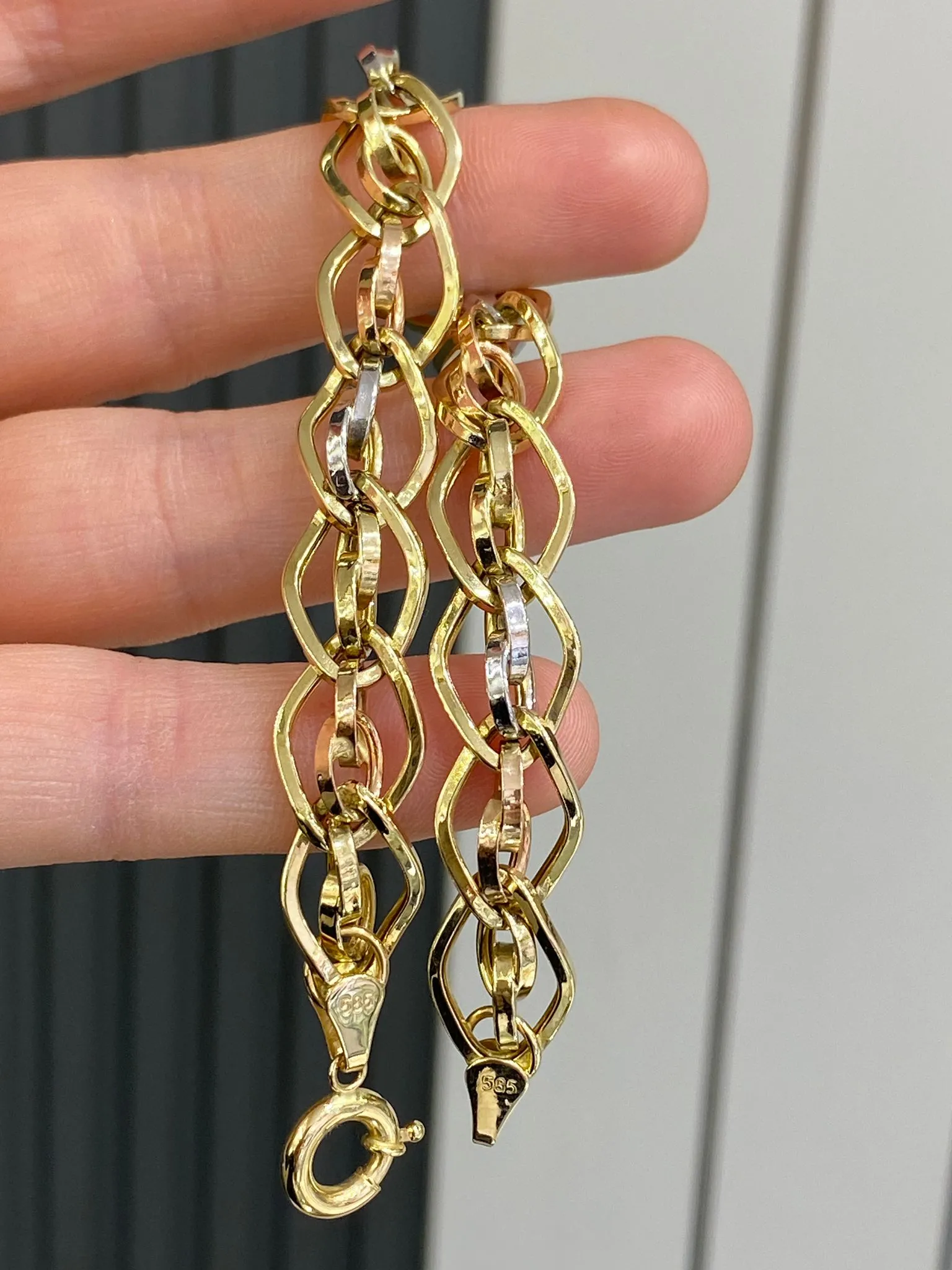 Favori Marka Üç Renkli Hallow Model Bileklik