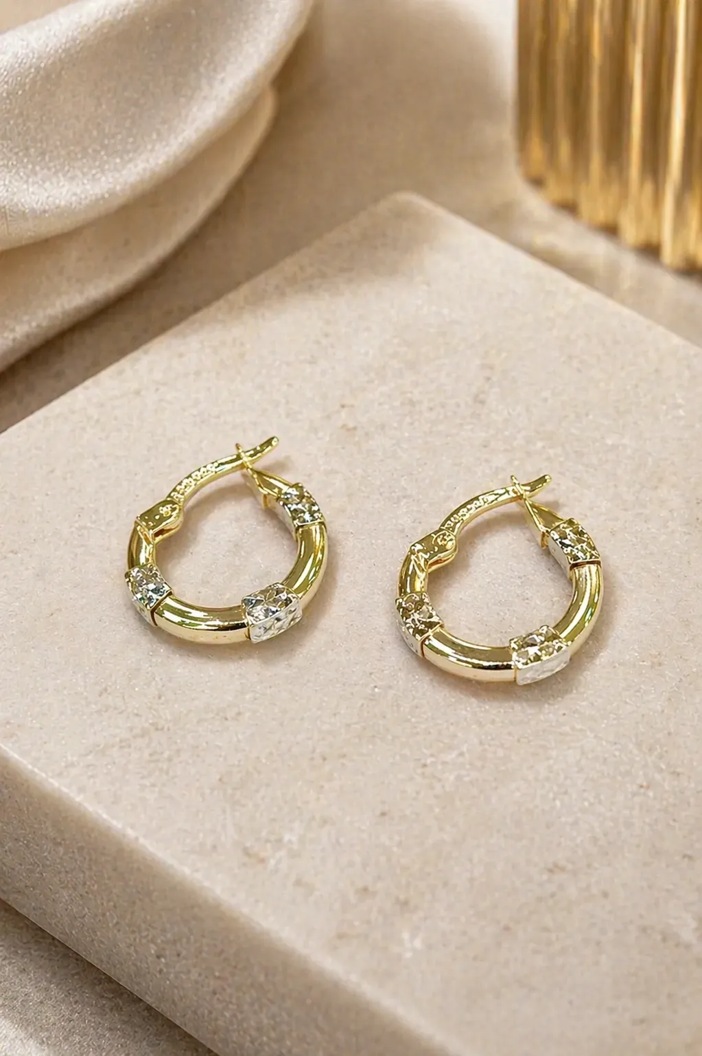 Favori Marka Beyaz Taşlı Halka Küpe