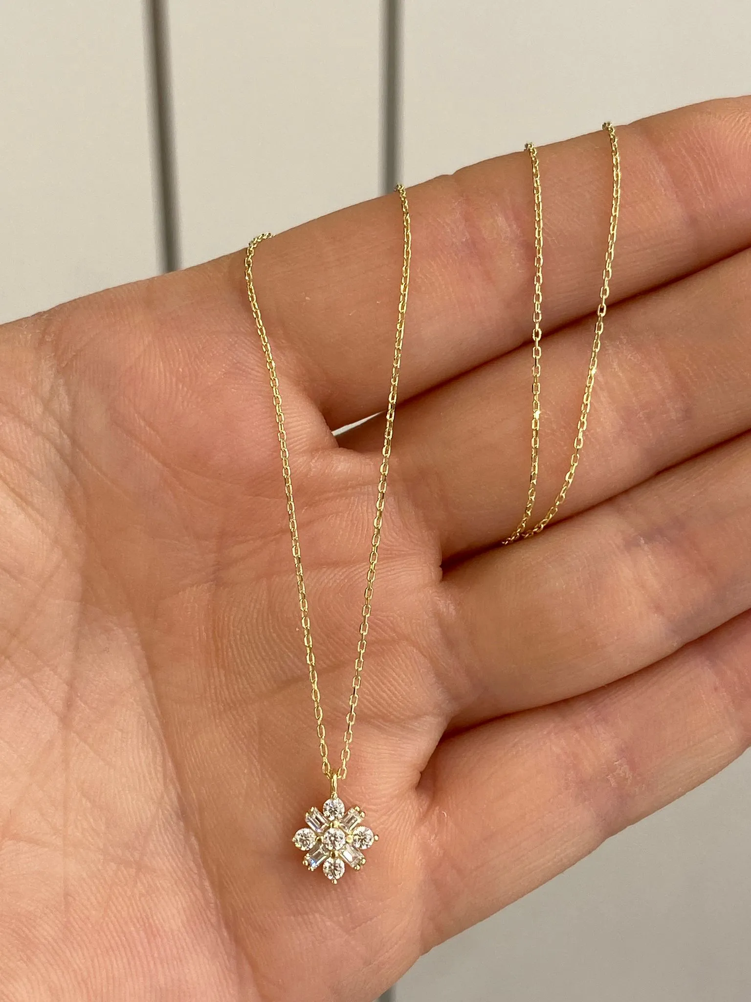 Favori Marka Çiçek Model Kolye