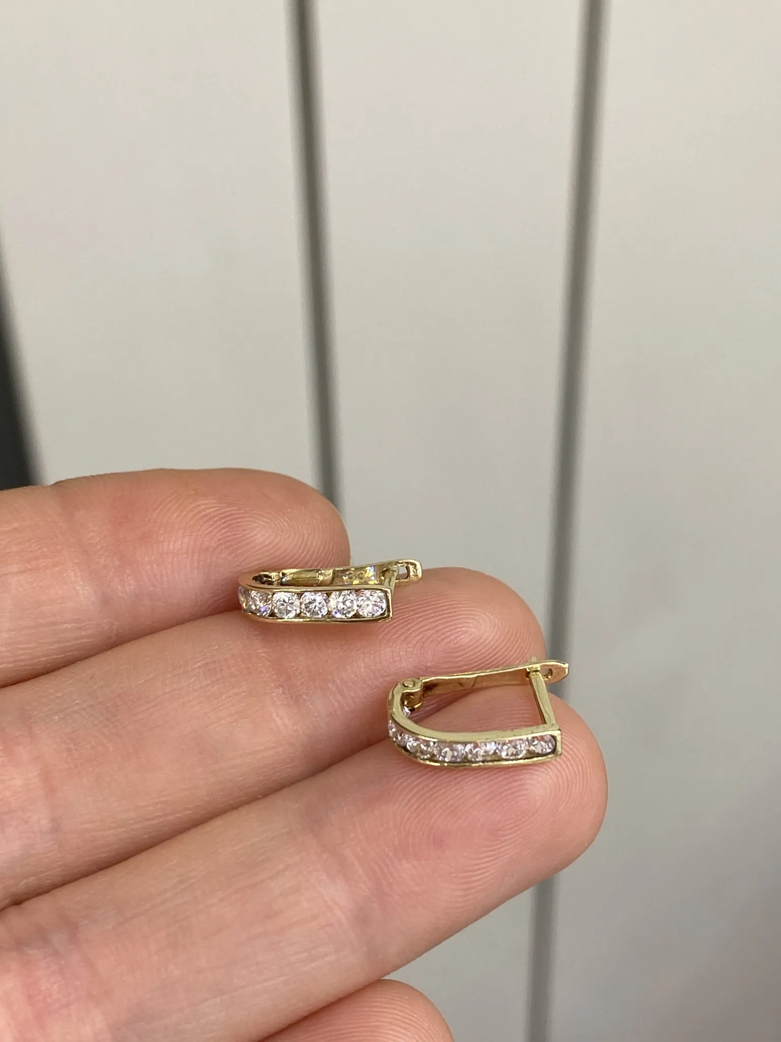 8 Ayar Taşlı Model Küpe