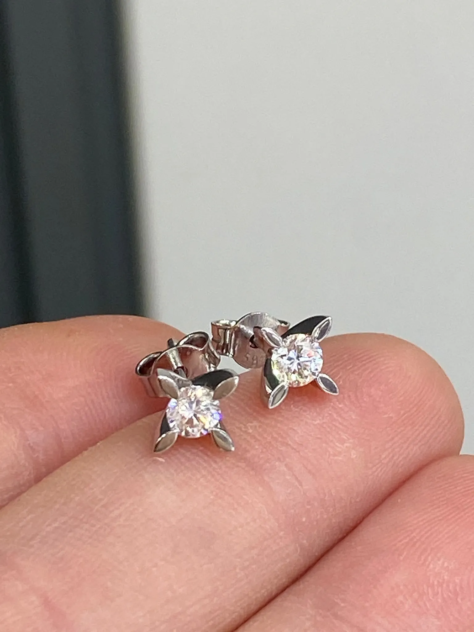 Tek Taş Model Pırlanta Taşlı Tasarım Küpe